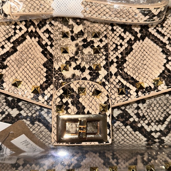 Beige Snake Stud - Picture 6 of 9